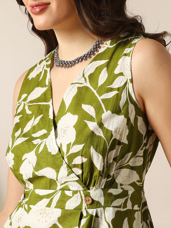 Globus Women Green Floral Print Wrap V-Neck Smocked Detail Fit & Flared Midi Dress 