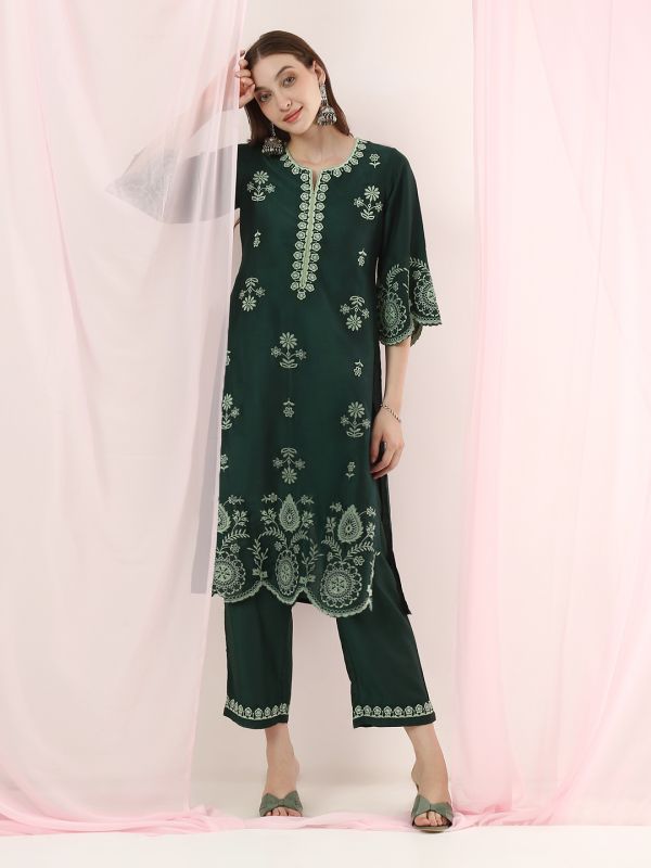 Globus Women Green Round Neck Embroidered Detail Scalloped Hem Straight Kurta with Pants Festive Set