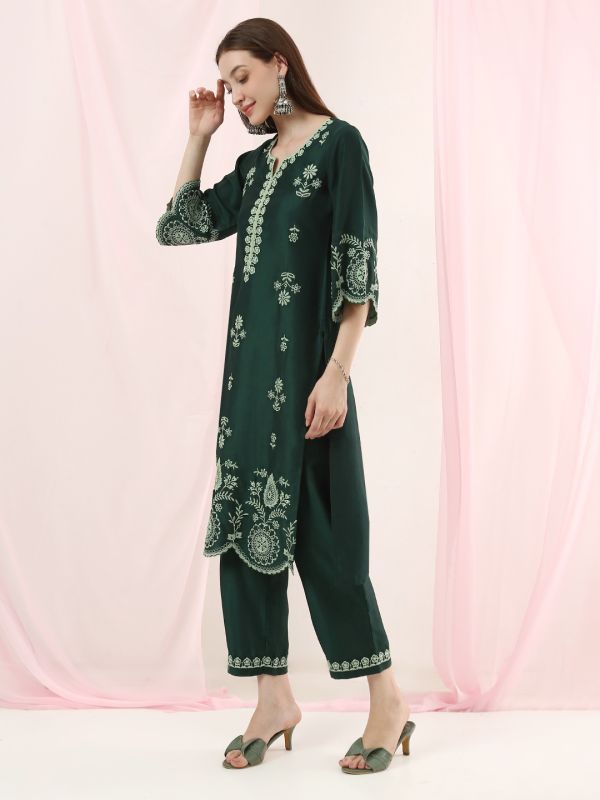 Globus Women Green Round Neck Embroidered Detail Scalloped Hem Straight Kurta with Pants Festive Set