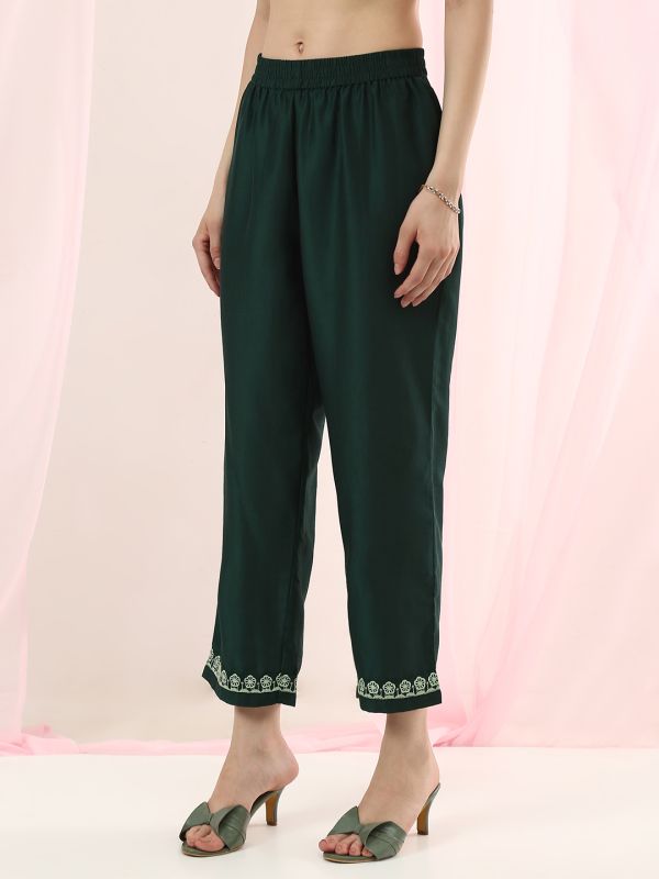 Globus Women Green Round Neck Embroidered Detail Scalloped Hem Straight Kurta with Pants Festive Set
