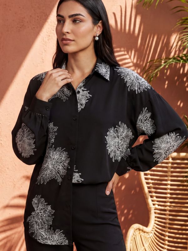 Globus Women Black Floral Print Collared Neck Cuffed Sleeves Curved Hem Shirt