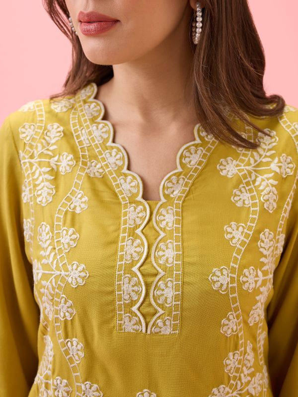 Globus Women Green Scalloped V-Neck Lace Insert Bell Sleeves Embroidered Straight Festive Kurta & Pants Set