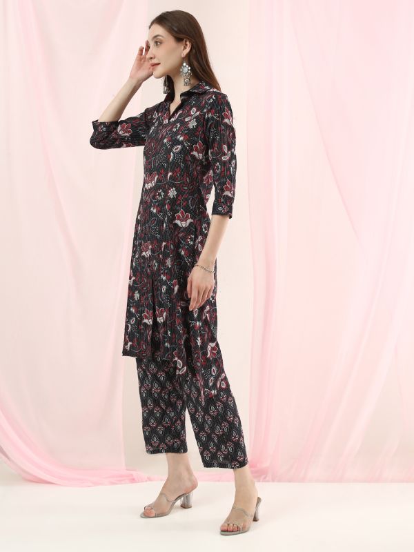 Globus Women Black Collared Neck All Over Floral Print Thread Work Detail Straight Shirt Style Kurta with Pants Set