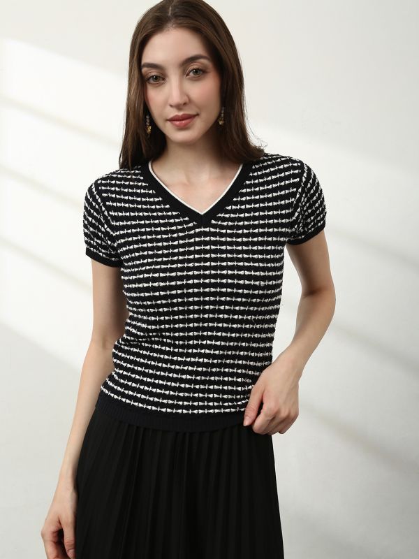 Globus Women Black Round Neck Short Sleeves Lace Insert Detail Crop T-Shirt