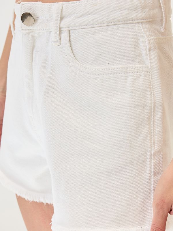 Globus Women White Slim Fit Mid-Rise Frayed Hem Denim Shorts