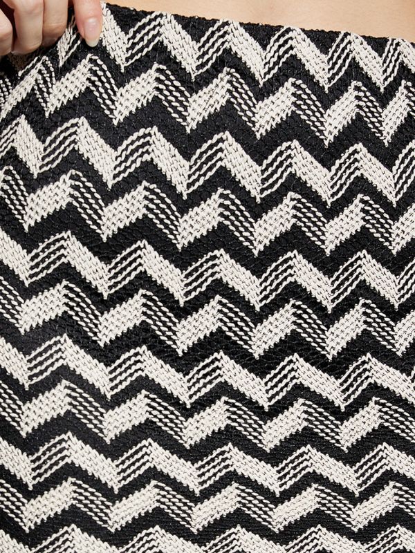 Globus Women Black & White Chevron Pattern Crochet Mid Rise Pencil Mini Skirt