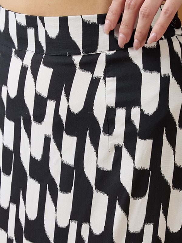 Globus Women Black & White Abstract Mid-Rise Back Slit Straight Midi Skirt