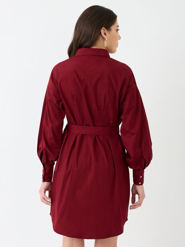 Globus Women Maroon Collared Neck Cuffed Sleeves Solid Pleated Mini Workwear Shirt Dress With D-Ring Belt
