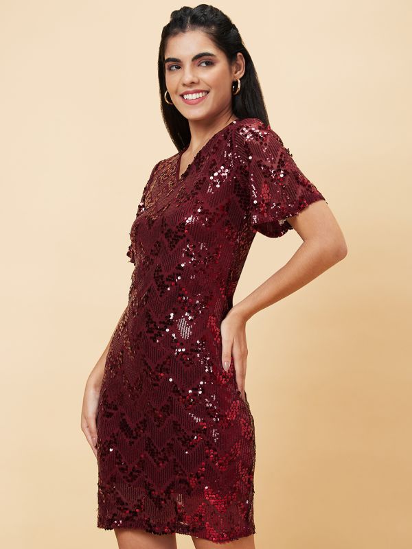 Globus Women Maroon V Neck Flared Sleeves Chevron Patterned Sequinned Sheath Dress